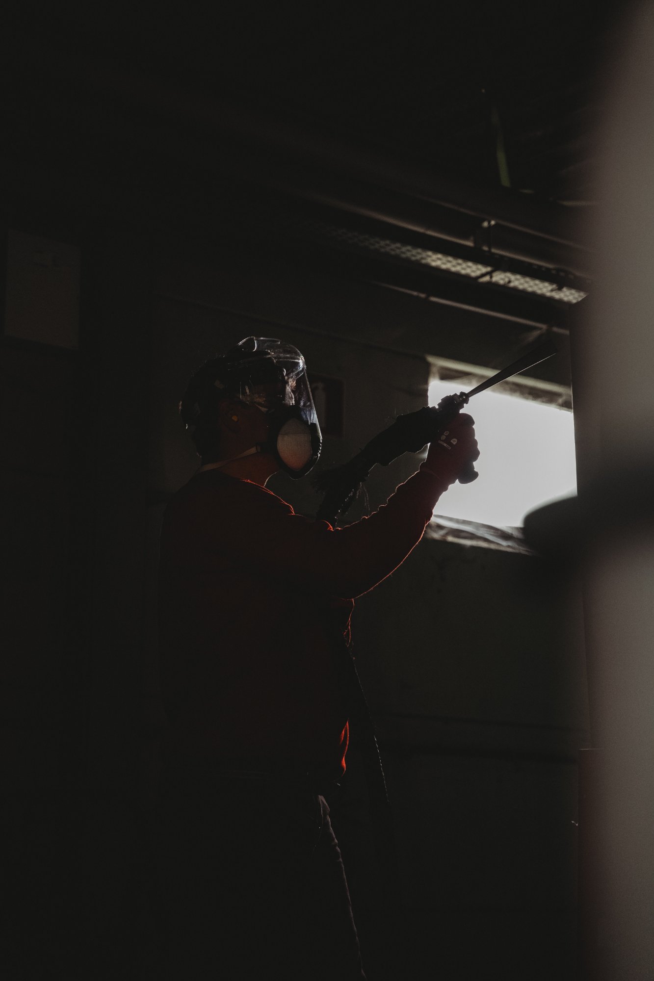 Droogijsstralen technicus in actie