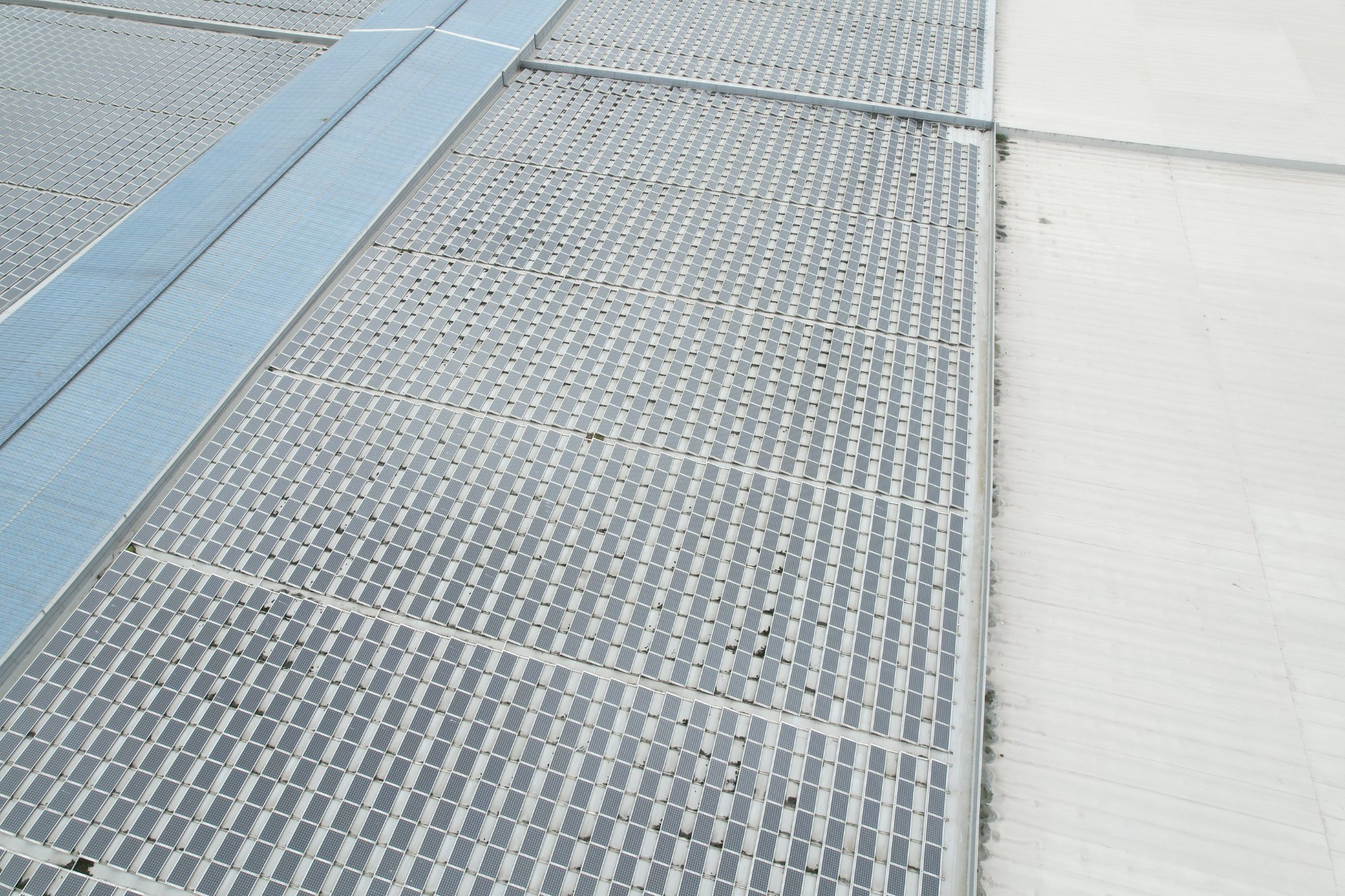 Grootschalige zonnepaneleninstallatie industrieel dak